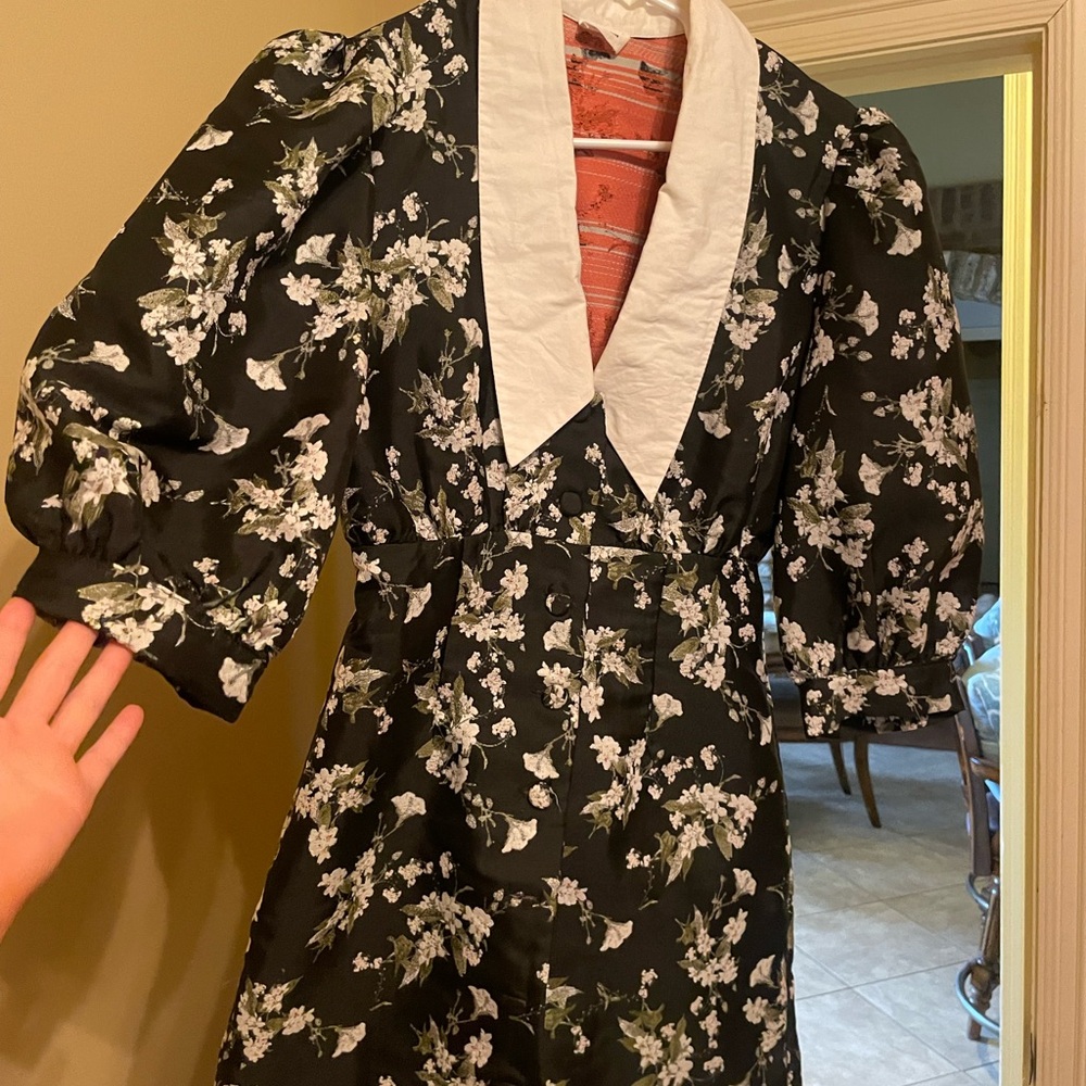 Floral boutique dress with Peter Pan collar and puffy arms.